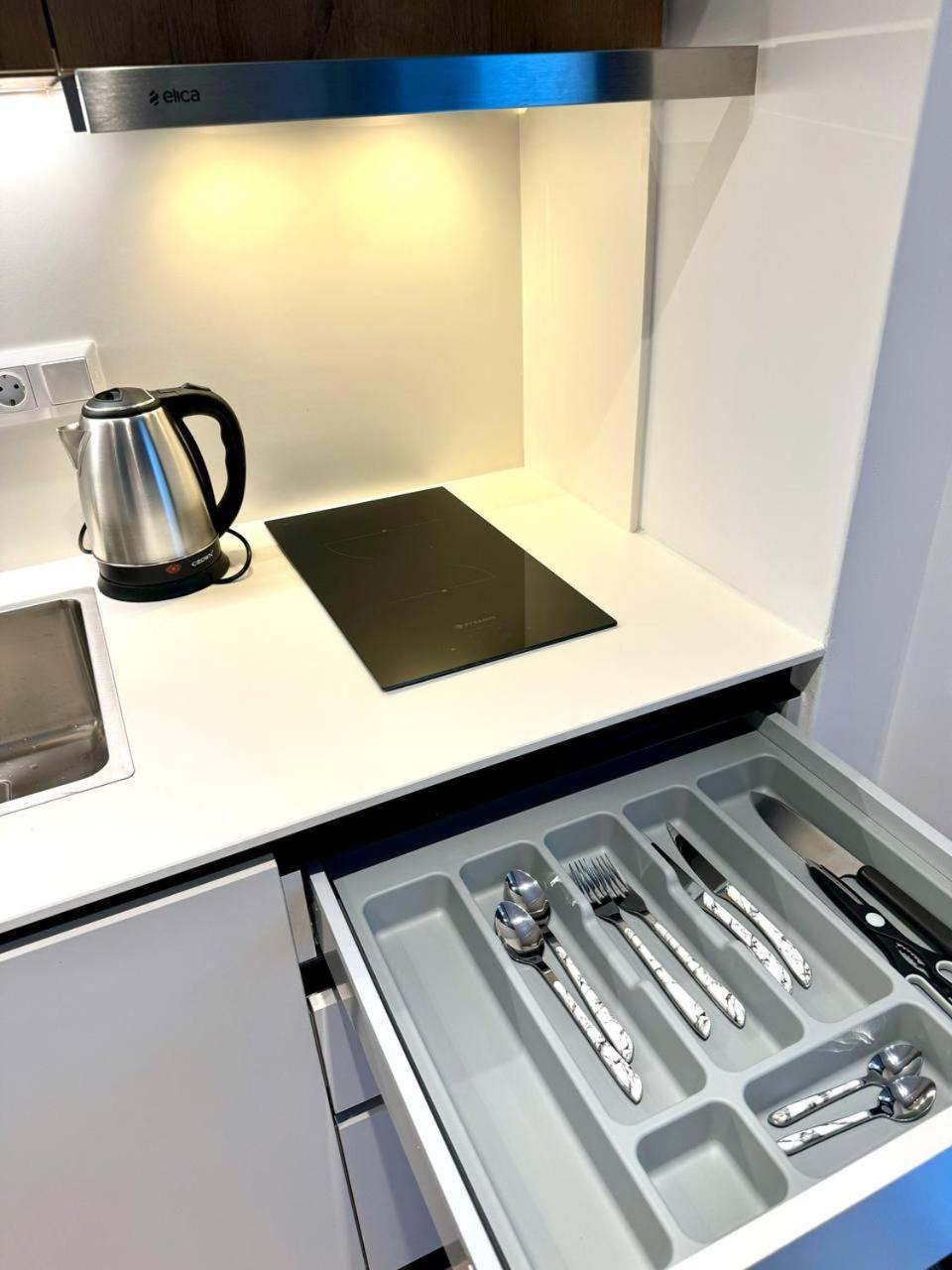 Small Ampelokipi Apartment *
