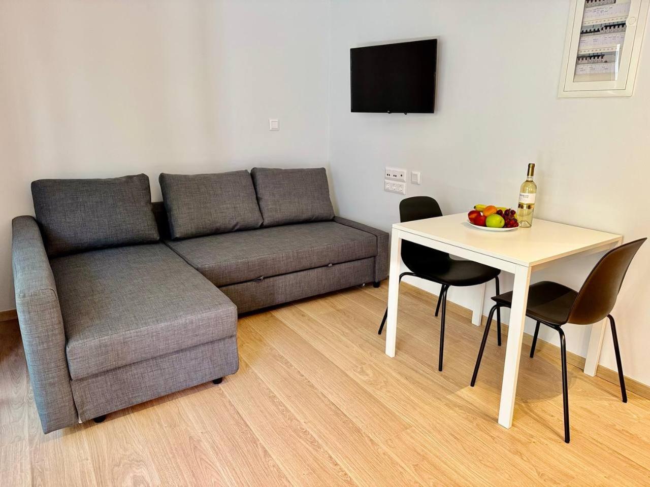 Small Ampelokipi Apartment Athens
